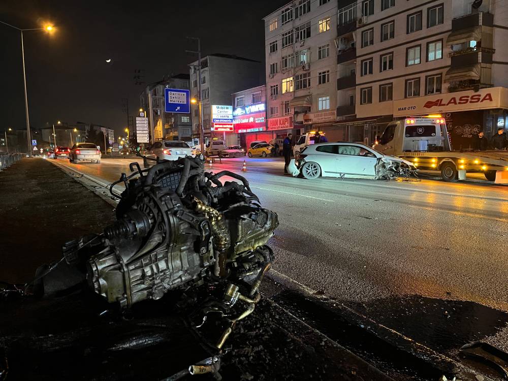 Alkollü sürücünün karıştığı kazada otomobilin motoru koptu: 2 yaralı 