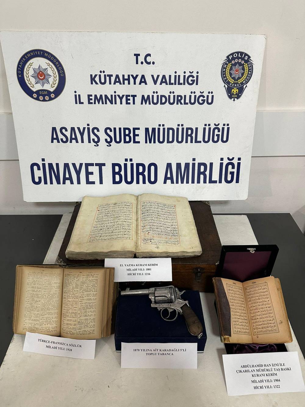Polisin durdurduğu araçta, 223 yıllık el yazması Kur’an-ı Kerim ele geçirildi