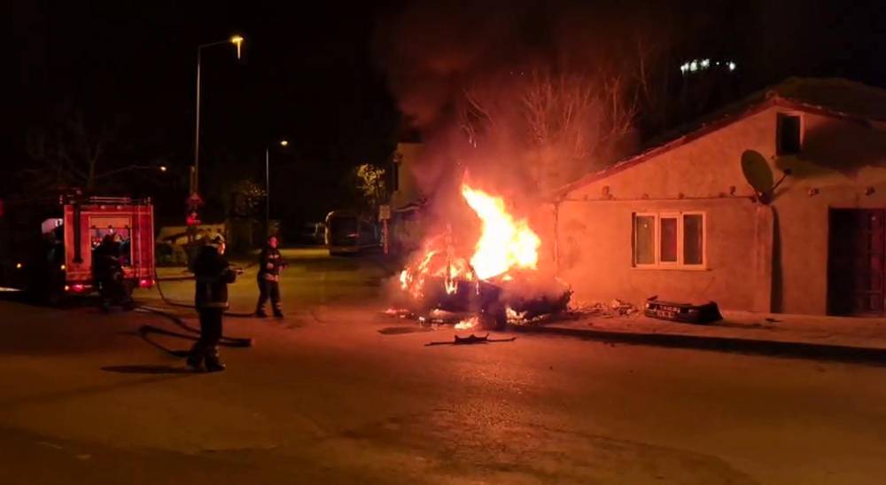 Edirne’de evin duvarına çarpan otomobil alev aldı:  4 ölü