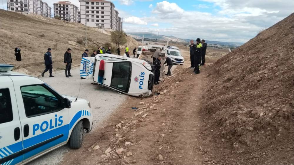 ‘Dur’ ihtarından kaçan ehliyetsiz sürücüyü takip eden polis otosu takla attı: 2 polis yaralı