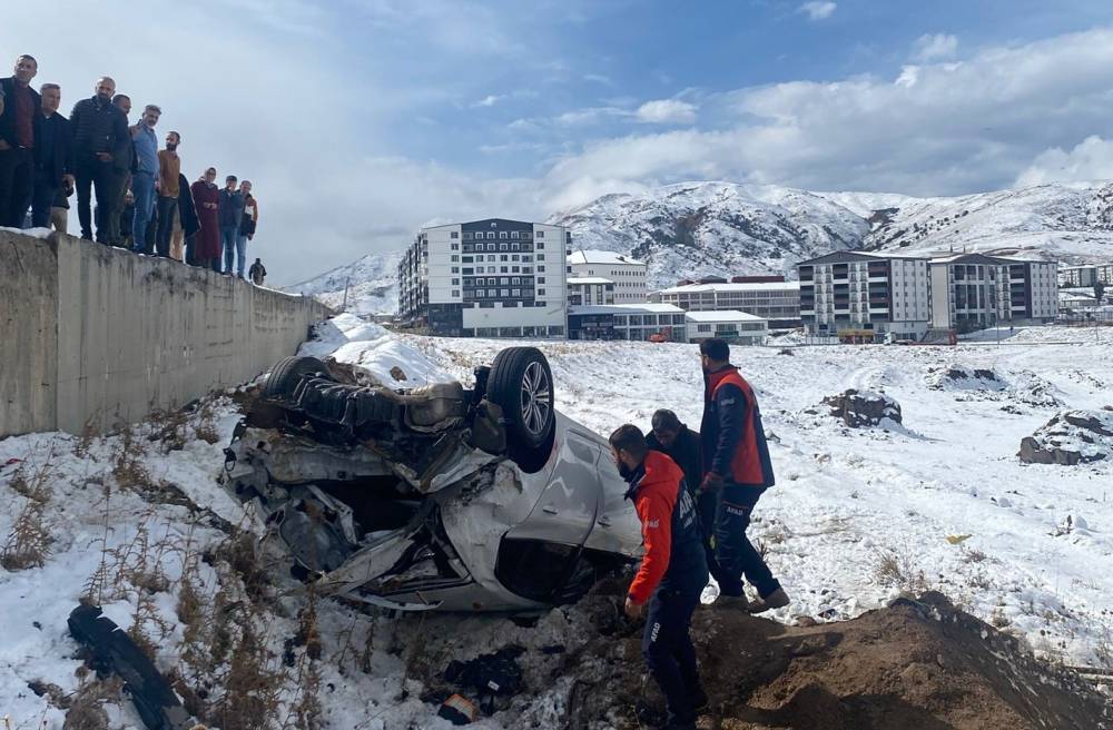 Otomobil, yayaya çarpıp, boş araziye düştü; 1 ölü, 1 yaralı