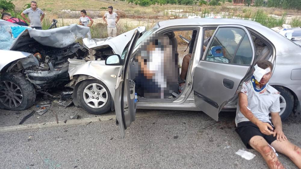Burdur'da iki otomobilin kafa kafaya çarpıştığı kaza anı kamerada: 2 ölü, 8 yaralı