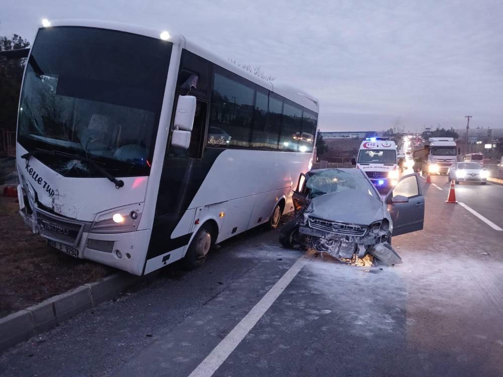 Takla atan otomobil, servis midibüsüyle çarpıştı: 1 ölü, 5 yaralı 