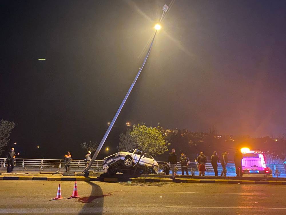 Karabük'te aydınlatma direğine çarpan otomobildeki 2 kişi ağır yaralandı 