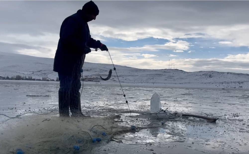 Eskimo usulü göle atılan ağlar bereketle çekildi