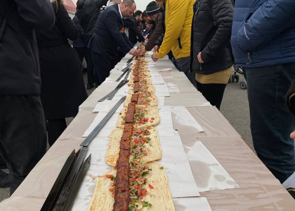 Ankara'da 106 metre Adana kebabı ikram edildi 