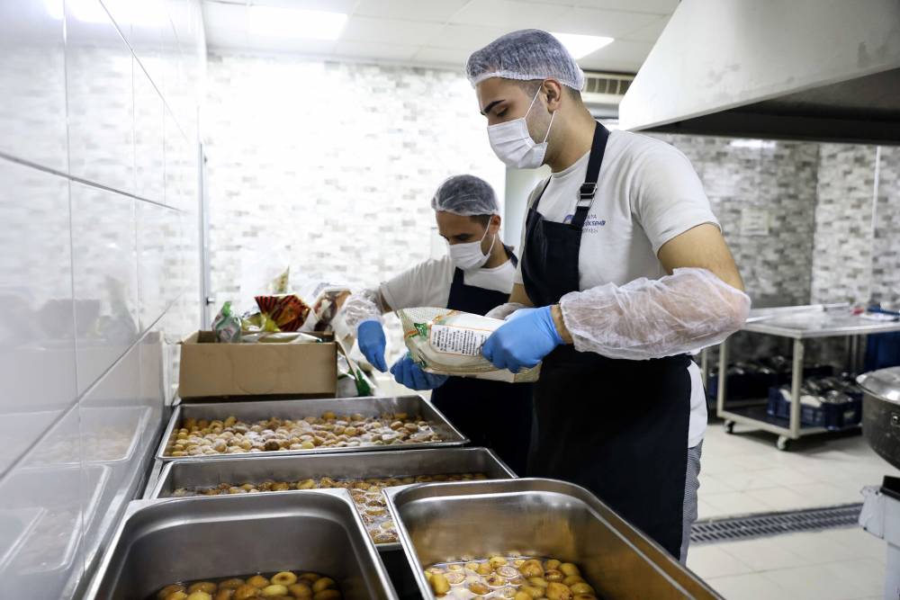 ANTALYA Aşevinden binlerce kişiye yemek yardımı yapılıyor 