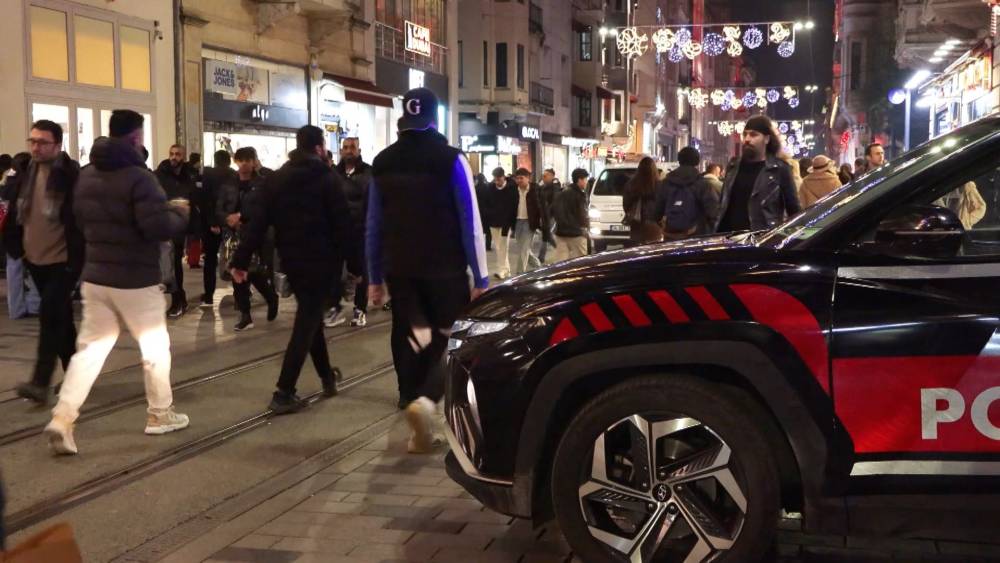 İstanbul- Yeni yıla saatler kala Taksim Meydanı havadan görüntülendi