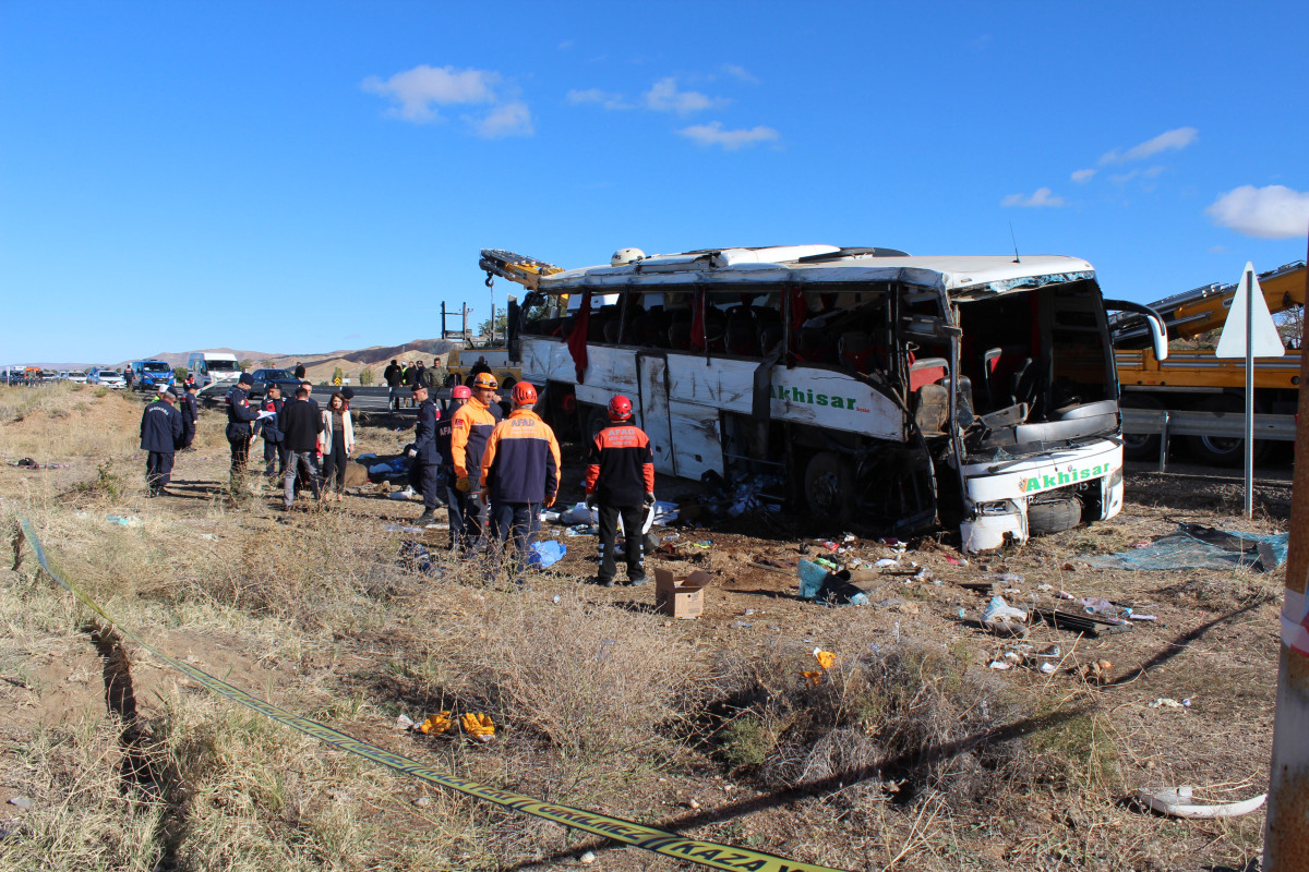 Aksaray'da tur otobüsü devrildi; 6 ölü, 25 yaralı