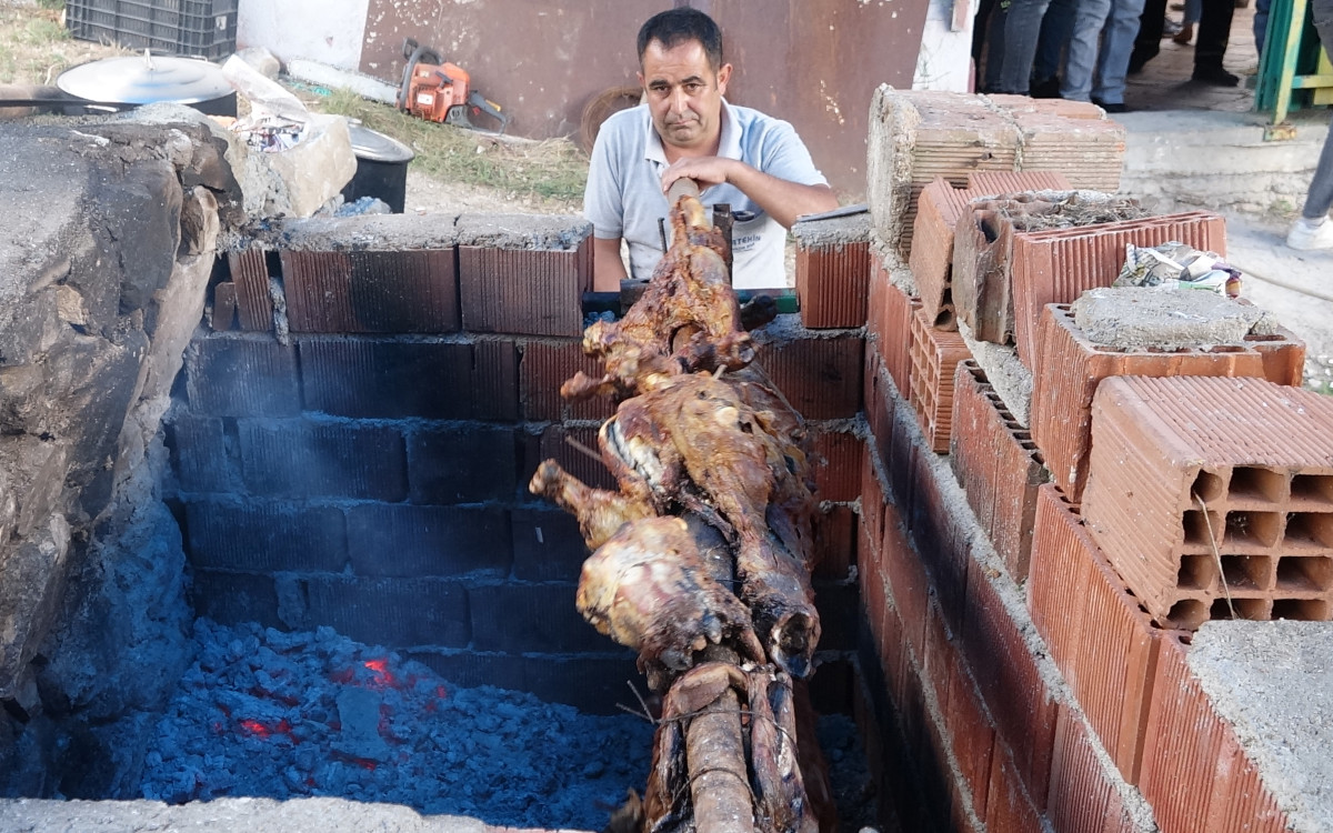 BURDUR Çevirme sırık kebabı damak çatlatıyor