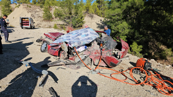 BURDUR TIR ile 3 otomobil zincirleme kazaya karıştı: 2 ölü, 6 yaralı