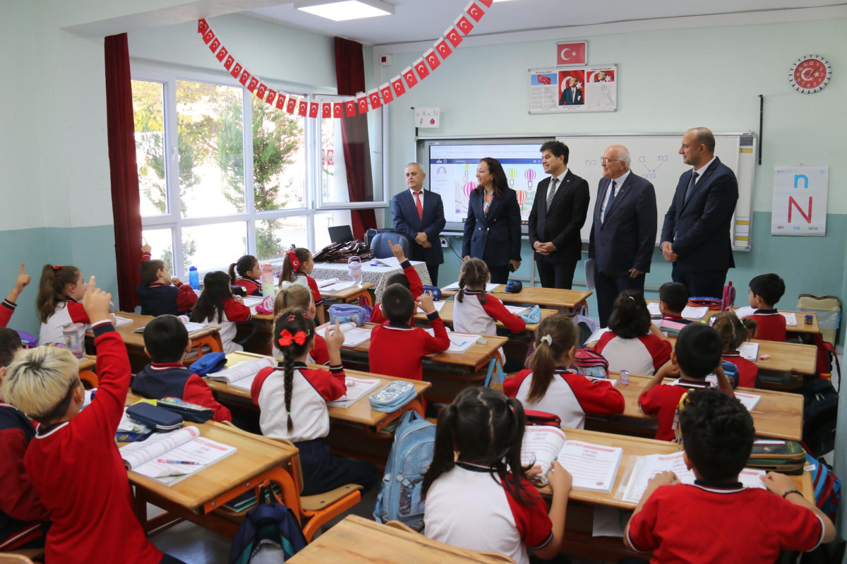 BURDUR VALİSİ TÜLAY BAYDAR BİLGİHAN’DAN EĞİTİME ÖZEL ÖNEM  OKUL ZİYARETİNDE BULUNDU