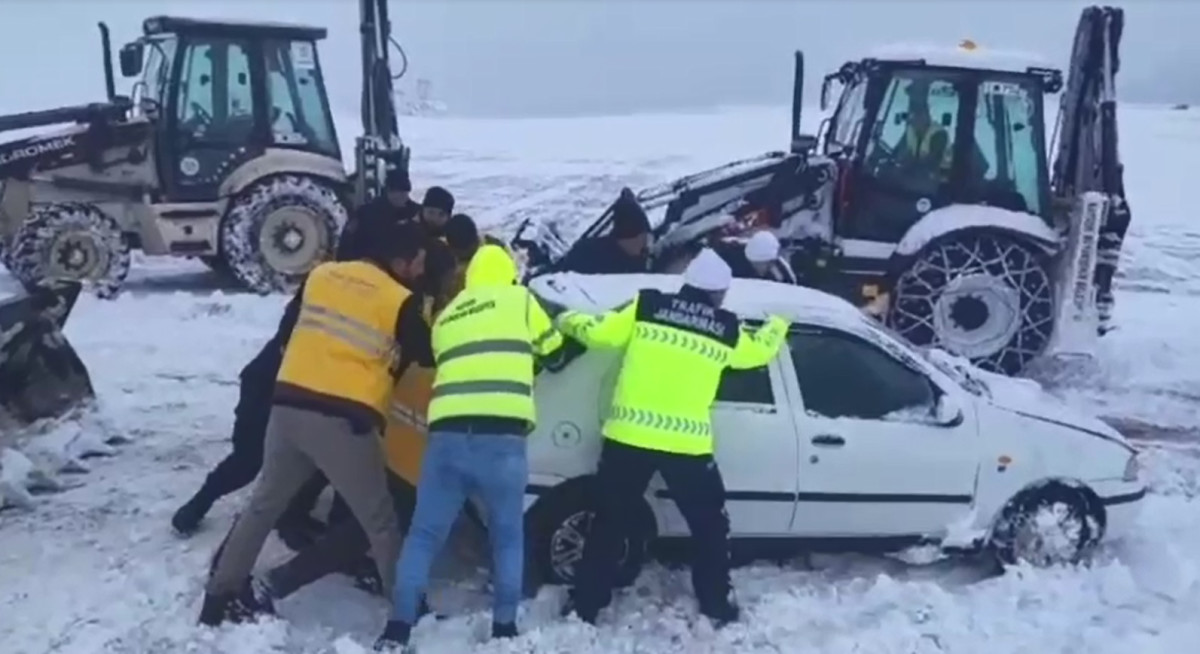 Kayseri'de kardan kapanan 465 mahalle yolundan 230’u açıldı