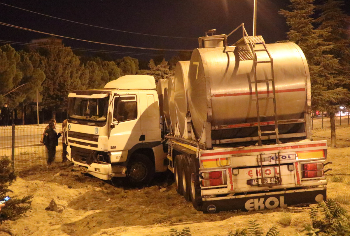 Refüje giren süt tankerinin sürücüsü yaralandı