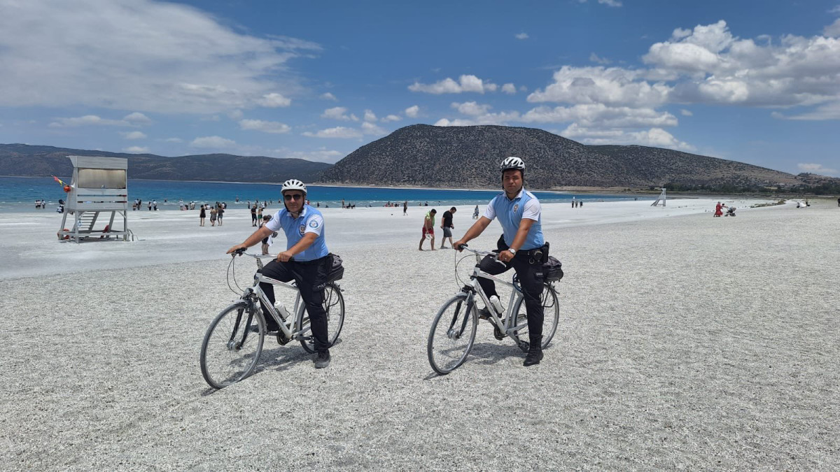 Salda Gölü'nde bisikletli polisler göreve başladı