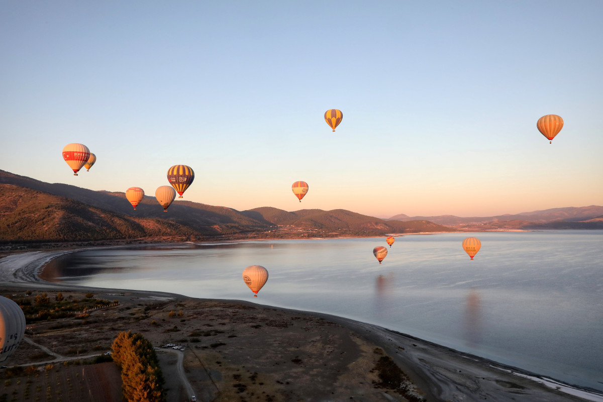 Salda Gölü'nü sıcak hava balonlarıyla izlediler