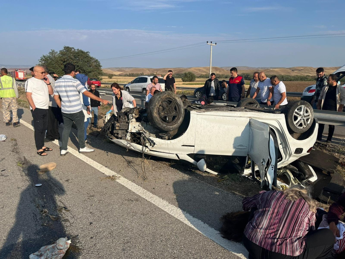 Takla atan otomobildeki polis memuru çift yaşamını yitirdi